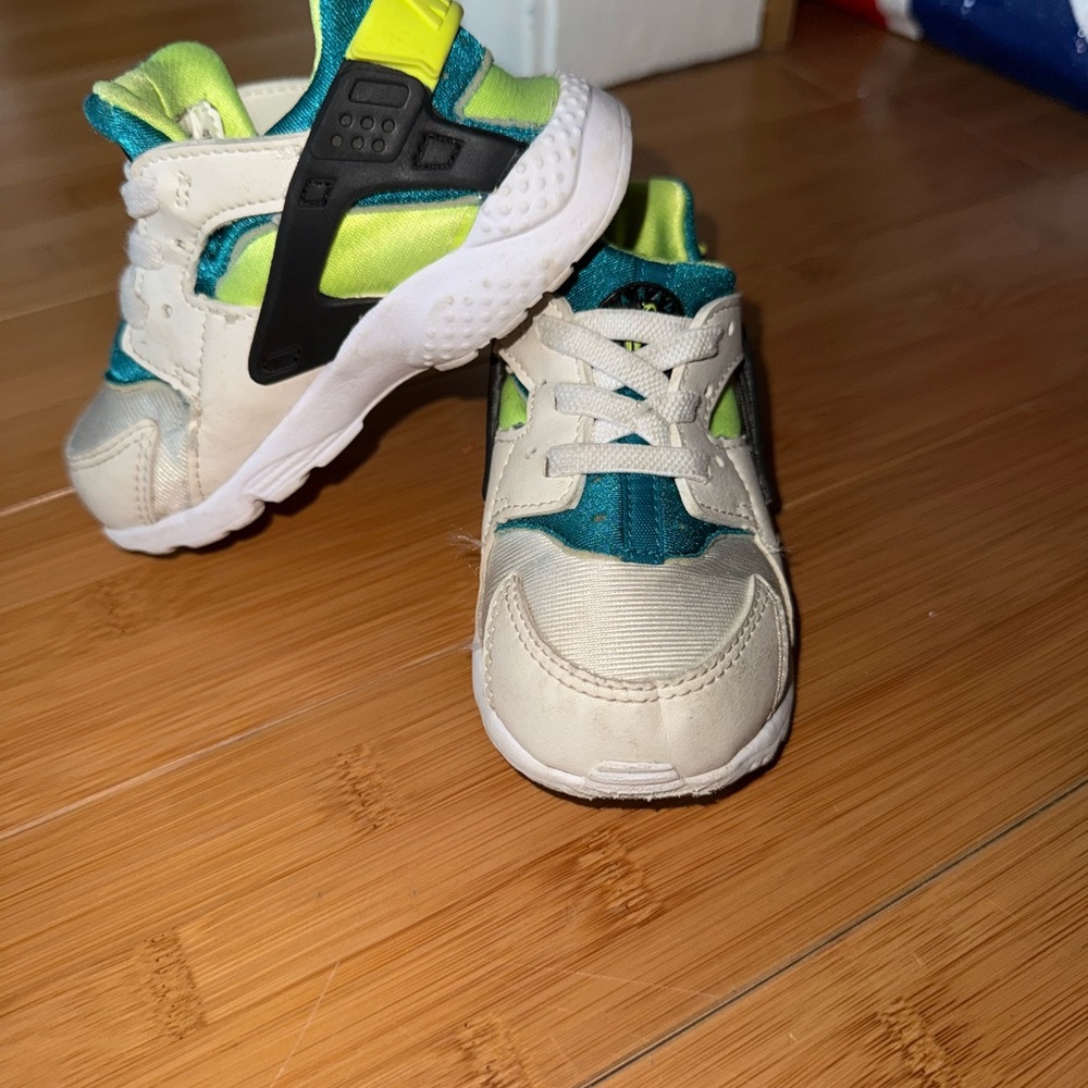 Nike Cream and Green Sneakers Modern Athletic Design